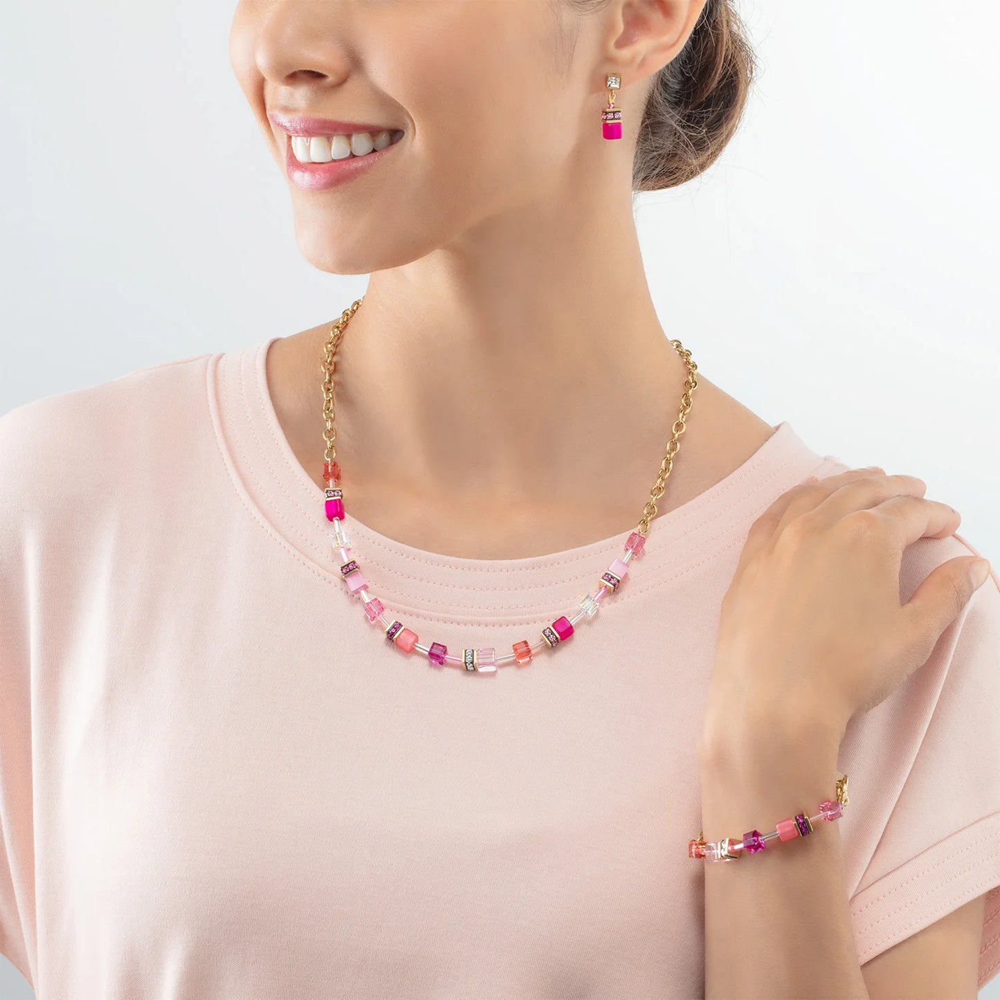 Geo CUBE Iconic Chain Necklace Gold.- Magenta