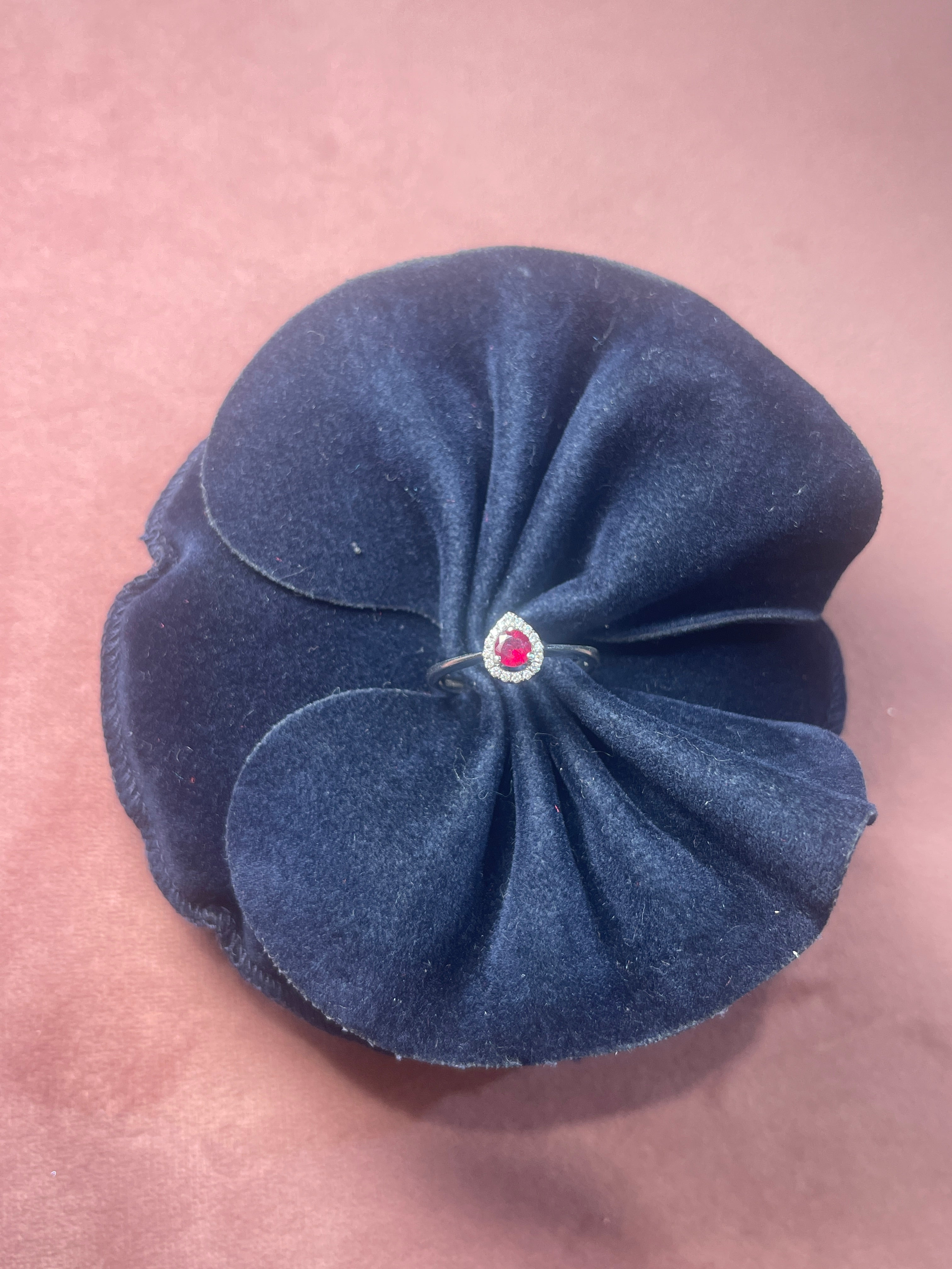 Anello collezione ANTOLOGIE in oro bianco 18kt Goccia di rubino e diamanti