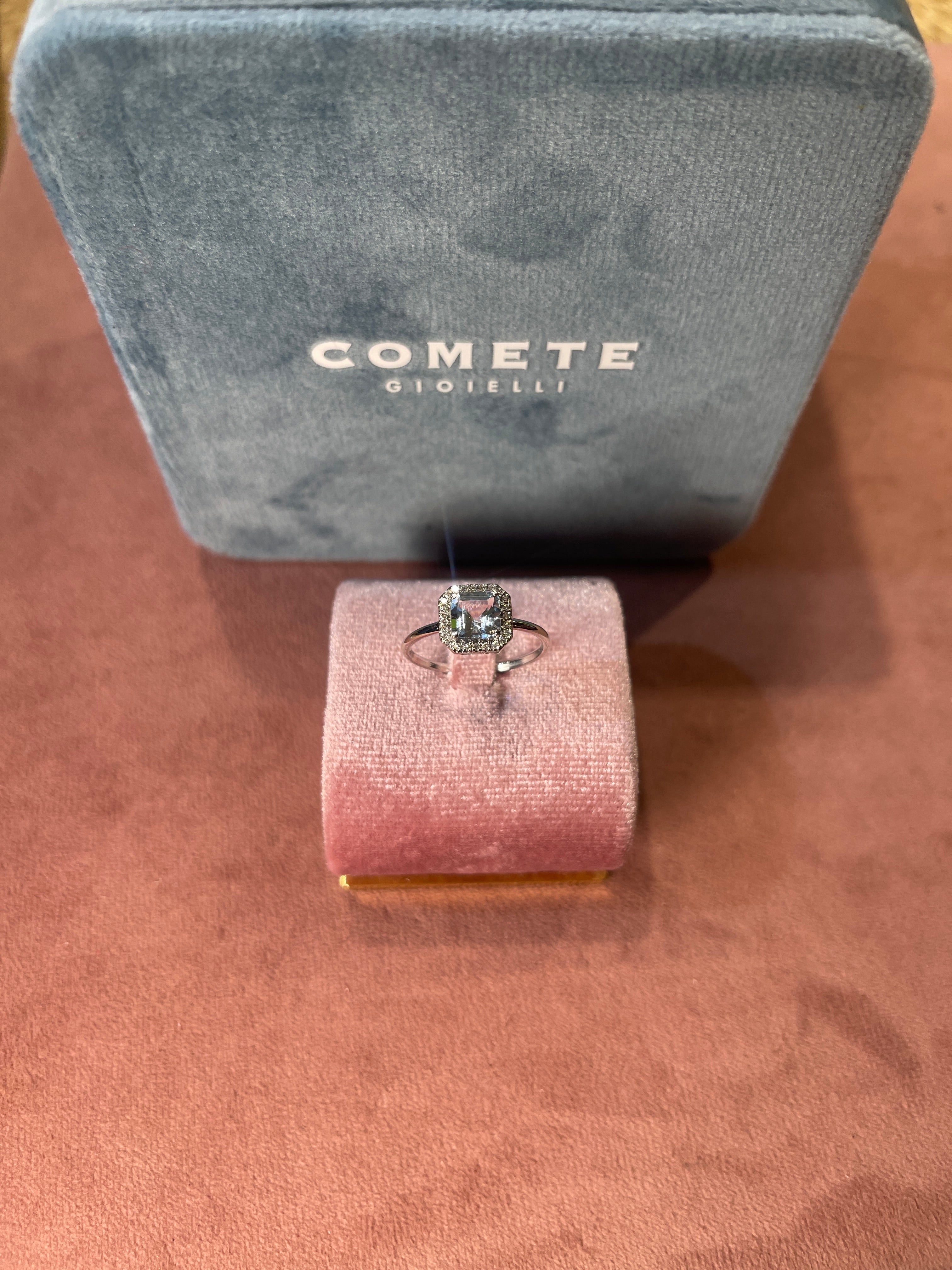 Anello in oro bianco e diamanti, Acquamarina ottagonale