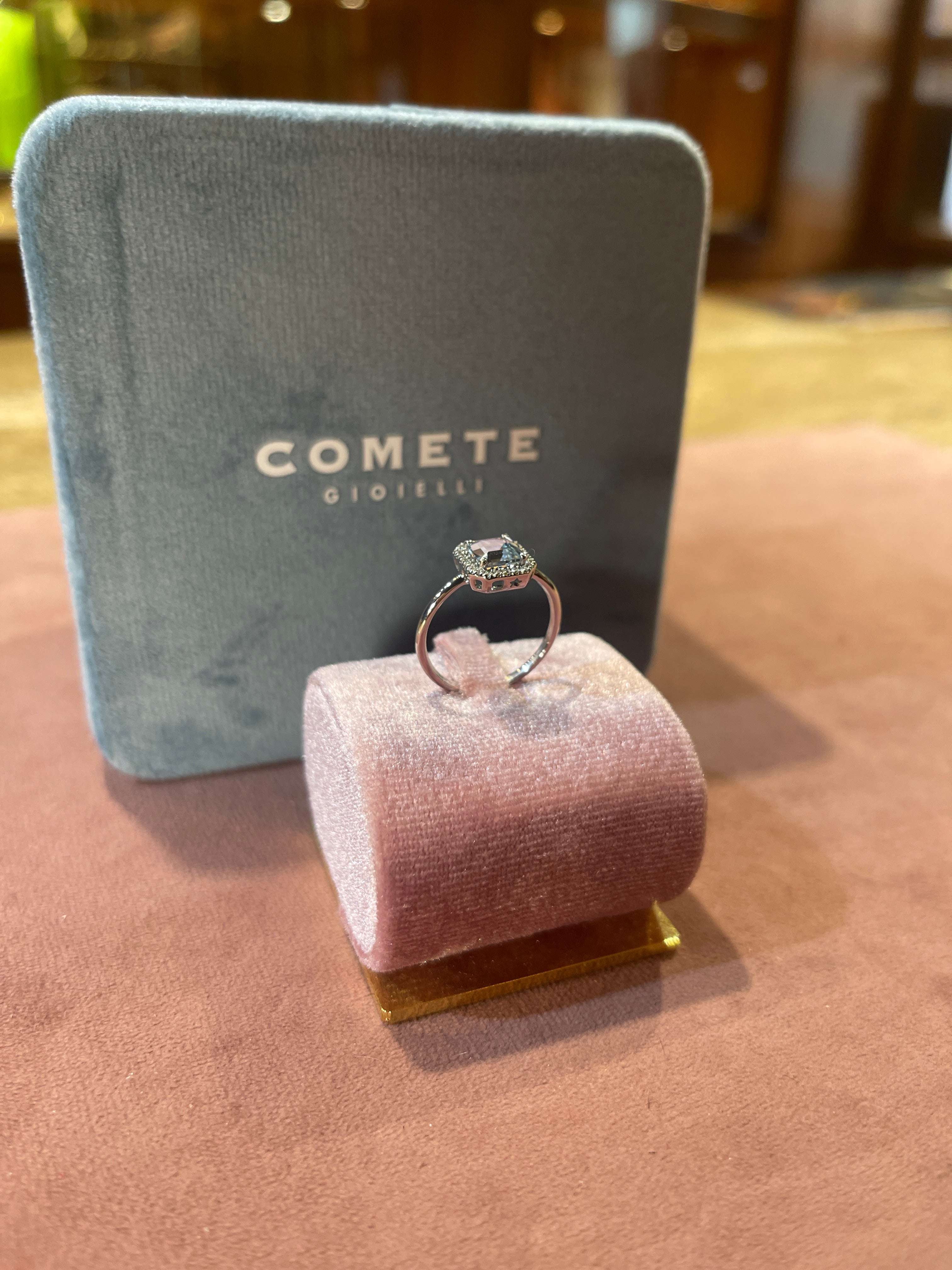 Anello in oro bianco e diamanti, Acquamarina ottagonale