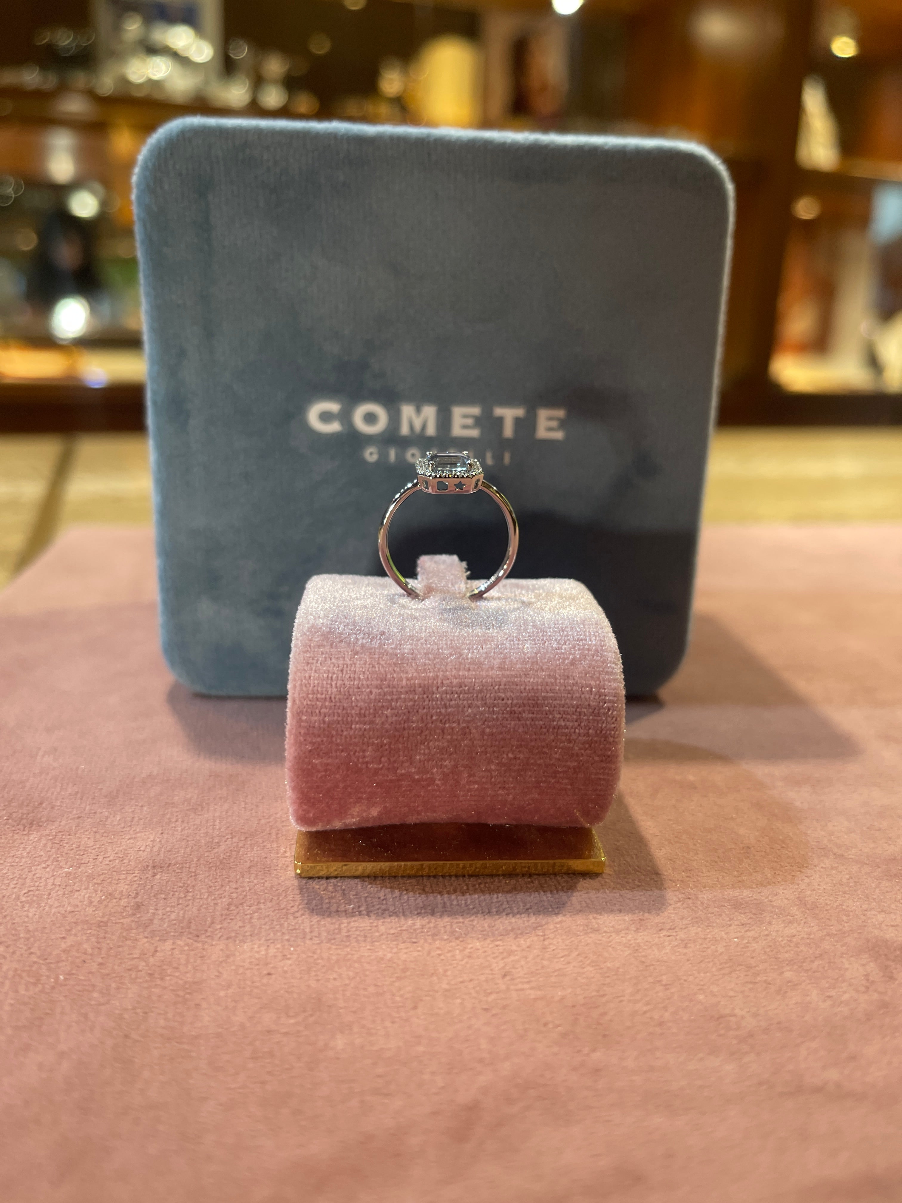 Anello in oro bianco e diamanti, Acquamarina ottagonale