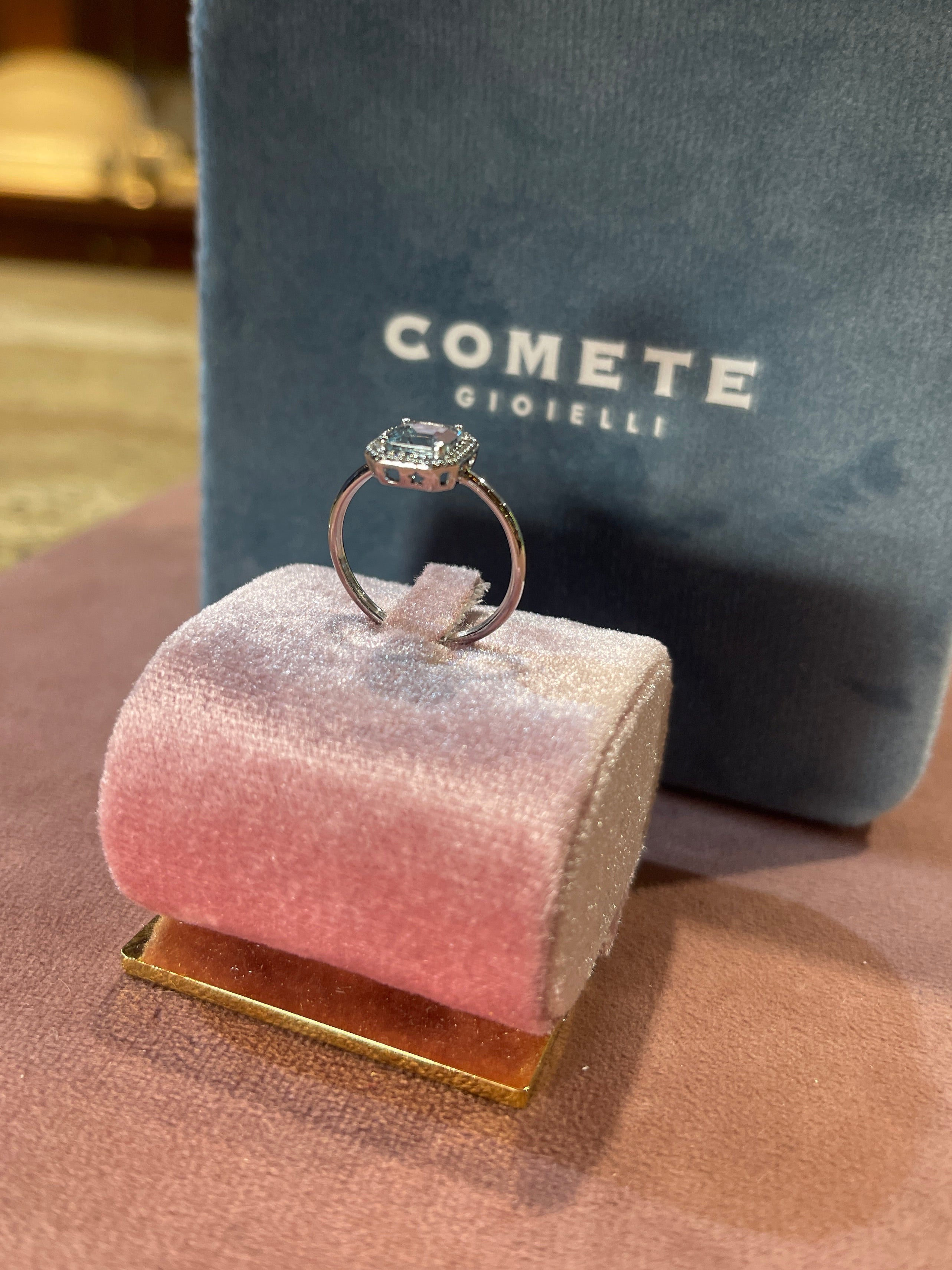 Anello in oro bianco e diamanti, Acquamarina ottagonale