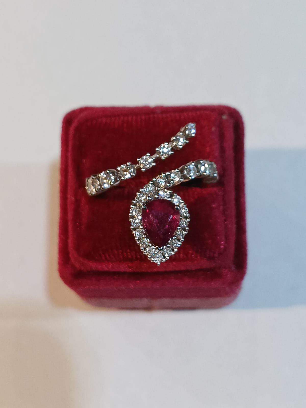 Anello Rubino Talglio Goccia e Diamanti