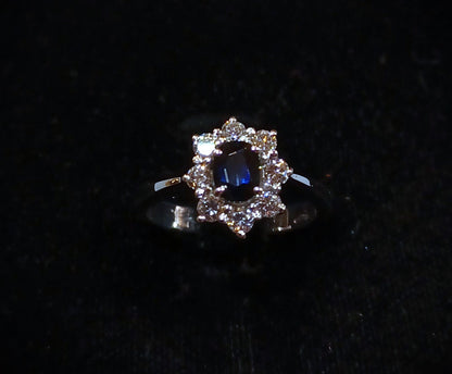 Anello margherita con zaffiro blu